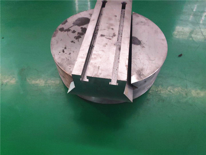 鑄鋼閥門三麵數控（kòng）銑床